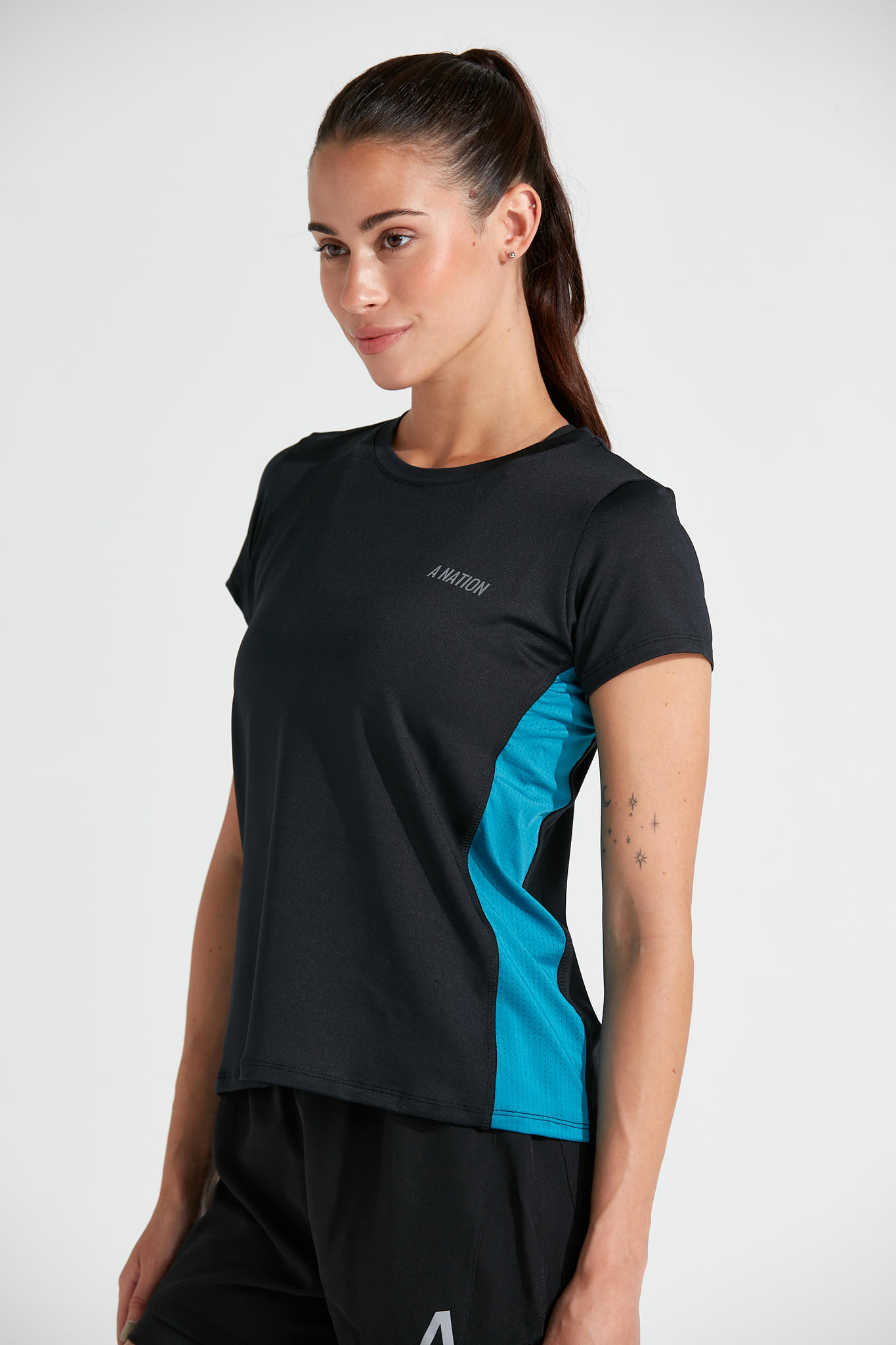 REMERA ANUKIS (W) - BLACK/BLUE